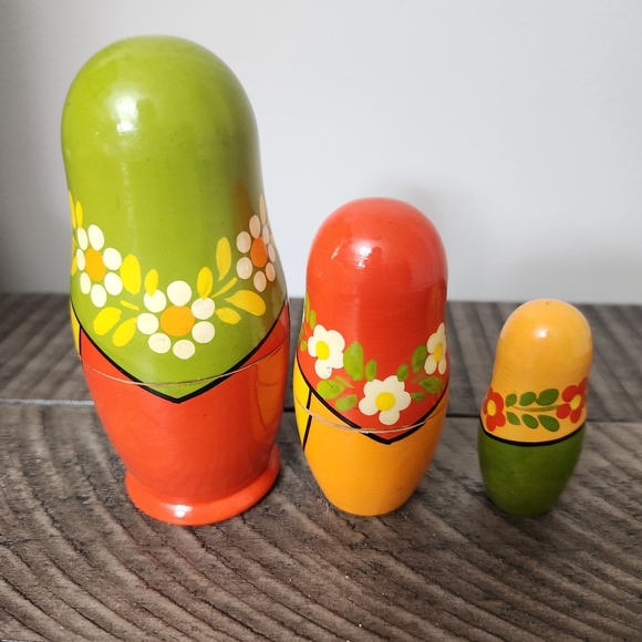 Vintage Russian Made in USSR Nesting Dolls 3 Piece Handpainted Set - Picture 3 of 6